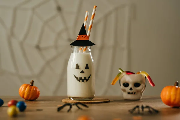 Idé För Barn Halloween Festbord Glasflaska Mjölk Cocktail Dekorerad Med — Stockfoto