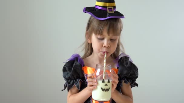Портрет маленької дівчинки в костюмі відьми Хеллоуїна — стокове відео