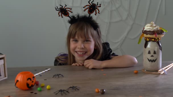 Cadılar Bayramı kostümlü küçük bir kızın portresi. — Stok video