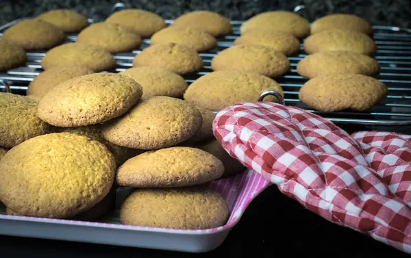 クッキーシートと皿タオルの自家製クッキー — ストック写真