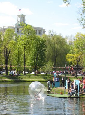 MOSCOW - 09 Mayıs 2015 'te Moskova' da Catherine Park 'taki gölet.
