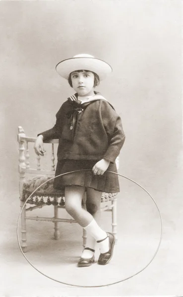 Retrato antigo de menina em um estúdio. vintage — Fotografia de Stock