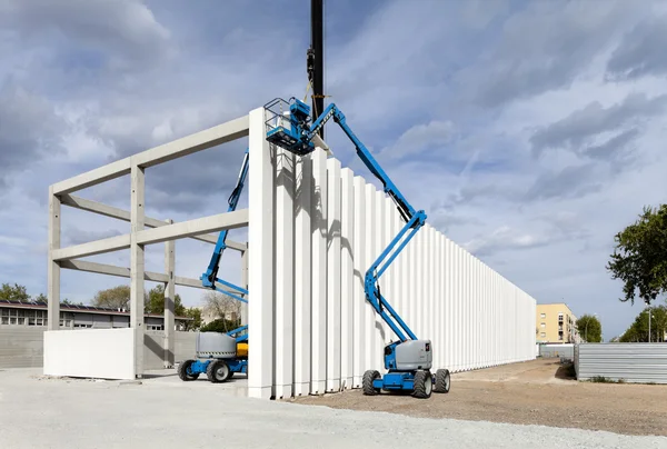 Bina yapım aşamasında. Sütunlar. Vinçler