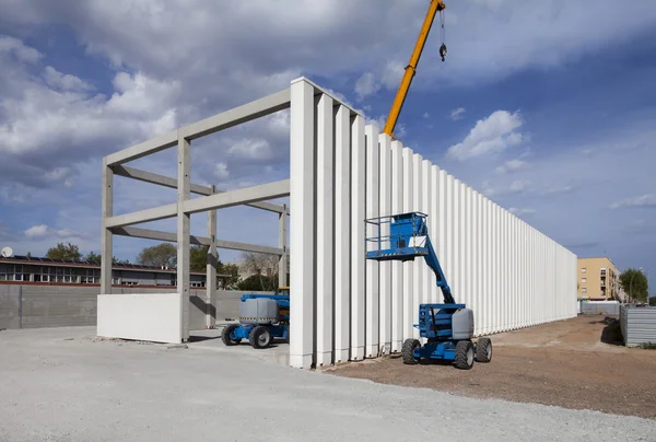 Gebouw in aanbouw. Kolommen. Kranen — Stockfoto