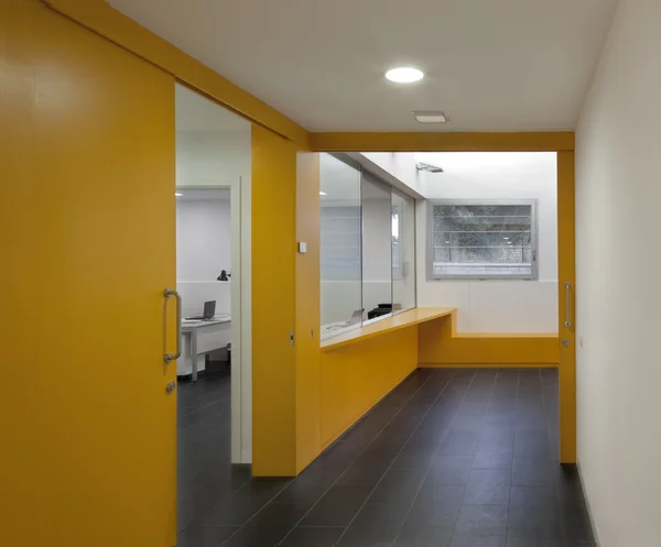 ofis lobisinde bir resepsiyon masası ile