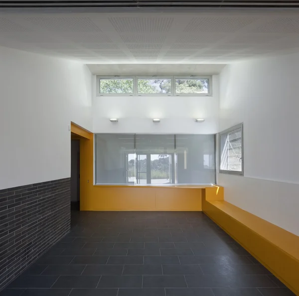 ofis lobisinde bir resepsiyon masası ile