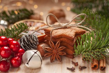 Noel - ev yapımı zencefilli ekmek, fındık, anason, tarçın çubuğu, keçi, kurutulmuş portakal, yeşil köknar, çan ve hediyelerden oluşan bir kompozisyon