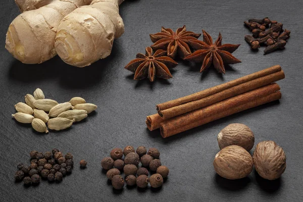 Gingerbread Spices Slate Star Anise Cinnamon Cloves Nutmeg Ginger Cardamom — Stock Photo, Image