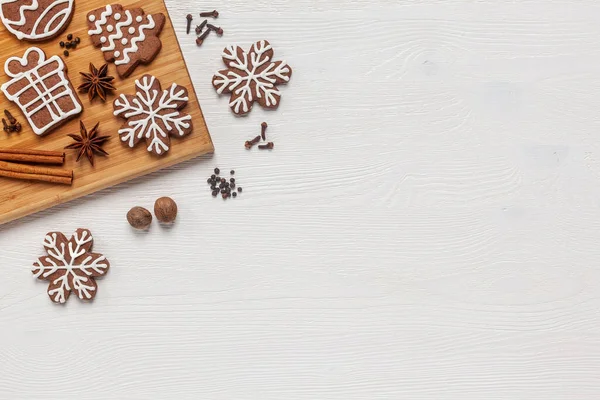 Noel - Noel zencefilli ekmeği doğrama tahtasında - metin için boşluk