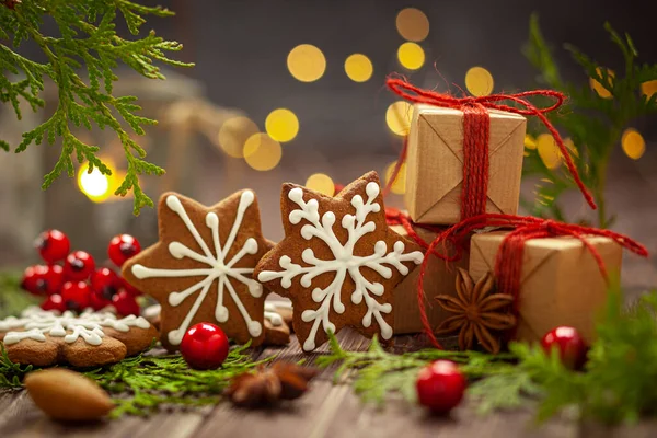 Noel - Süslü zencefilli ekmek, hediyeler, Thuja dalları