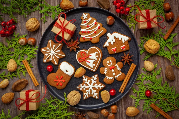 Noel - kremayla süslenmiş zencefilli ekmek ve Noel süslemeleri