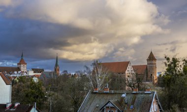 Olsztyn 'li Panorama, Olsztyn' deki demiryolu köprüsünden. Ilık Bölümün Kalesi. Warmia ve Mazury Müzesi. Evanjelik Kilise. Aziz James 