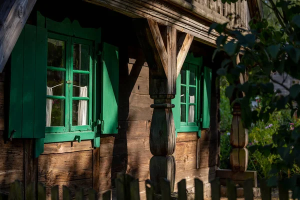 Старые Деревянные Зеленые Окна Декоративными Ставнями Загородном Доме Бревен Окно — стоковое фото