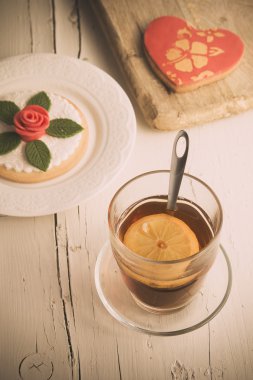 Sabahları limonlu çay fincan