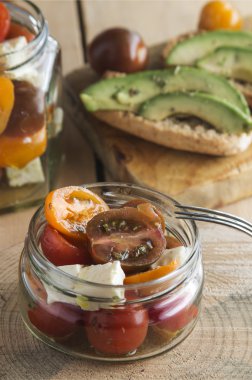 Cam Kavanoz ve avokado tost domates salatası ve beyaz peynir