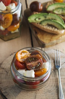 Beyaz peynir cam kavanoz ve avokado tost domates salatası