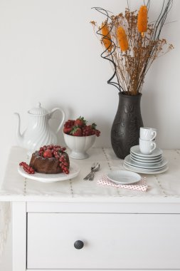 Taze çilek ile çikolatalı kek içinde beyaz bir sofra ayarla