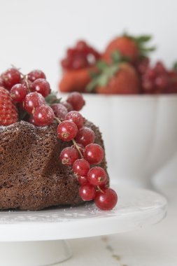 Taze çilek ile çikolatalı kek içinde beyaz bir sofra ayarla