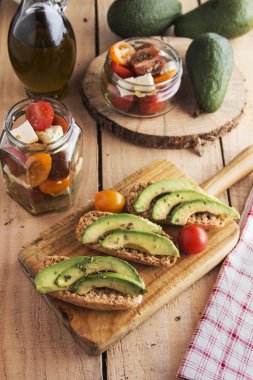 Tost ekmeğine baharatlı avokado dilimi.