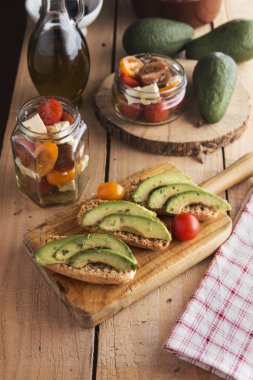 Tost ekmeğine baharatlı avokado dilimi.
