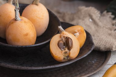 Akdeniz bahar meyve, bir tabak içinde taze yenidünya