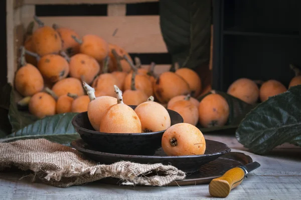 Fruits de printemps, loquat frais dans une assiette — Photo