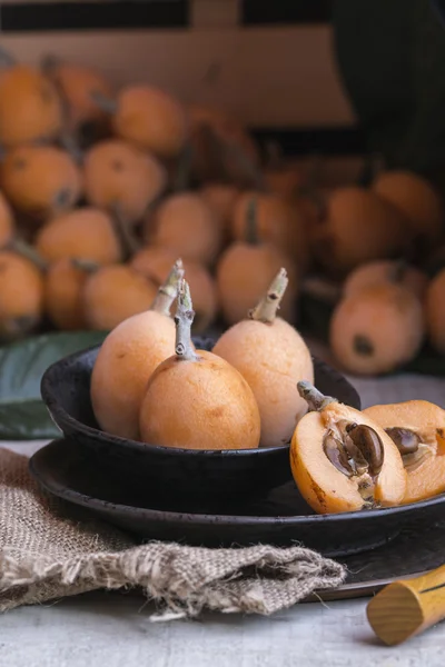 Fruits de printemps, loquat frais dans une assiette — Photo