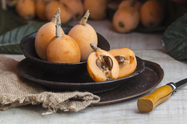 Bahar meyve, bir tabak içinde taze yenidünya