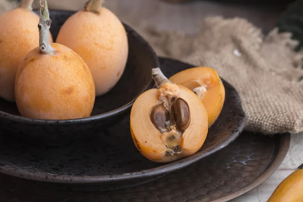 Akdeniz bahar meyve, bir tabak içinde taze yenidünya