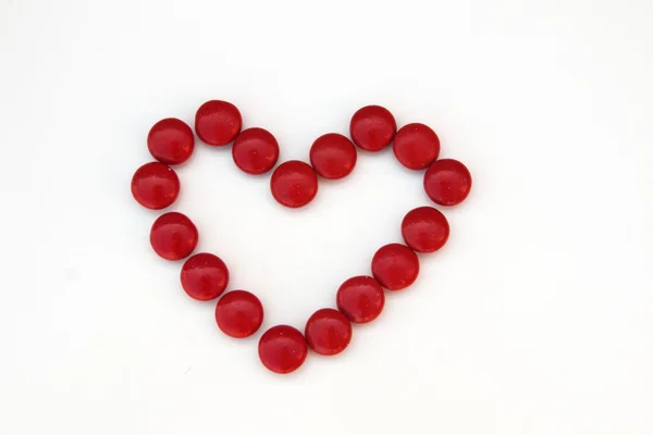 Corazón de caramelo rojo aislado sobre fondo blanco — Foto de Stock