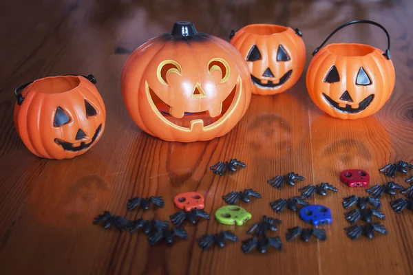 Halloween dýně na dřevěné s spider a lebky — Stock fotografie