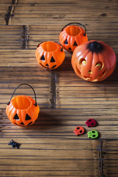 Halloween pumpkins on wooden with spider and skulls — Stock Photo, Image