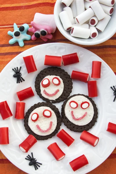 Smiling cookies with candies in Halloween festivities — Stock Photo, Image