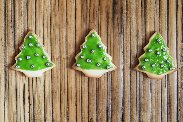 Albero di Natale biscotti fatti in casa su tavolo di legno — Foto Stock