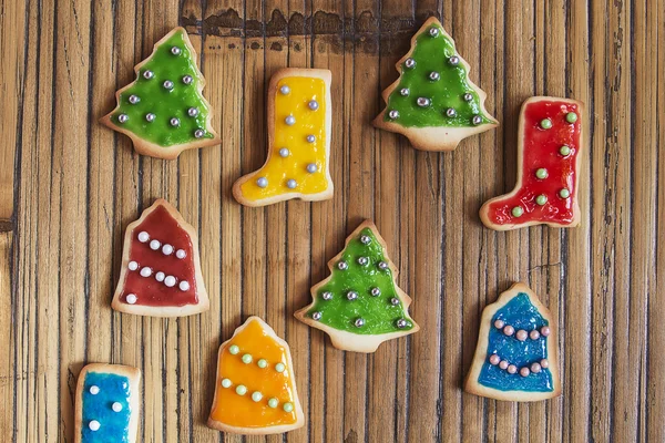 Árbol de galletas caseras de Navidad en mesa de madera — Foto de Stock