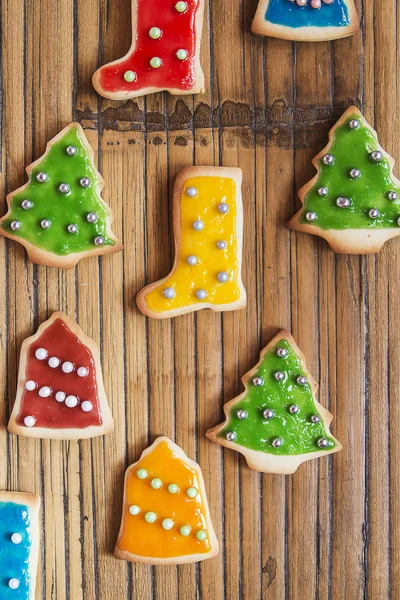 Natale fatti in casa biscotti colorati sul tavolo di legno — Foto Stock