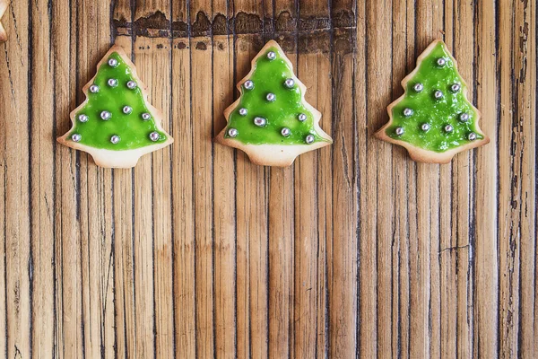 Árbol de galletas caseras de Navidad en mesa de madera — Foto de Stock