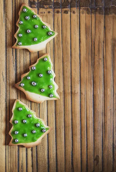 Árbol de galletas caseras de Navidad en mesa de madera — Foto de Stock