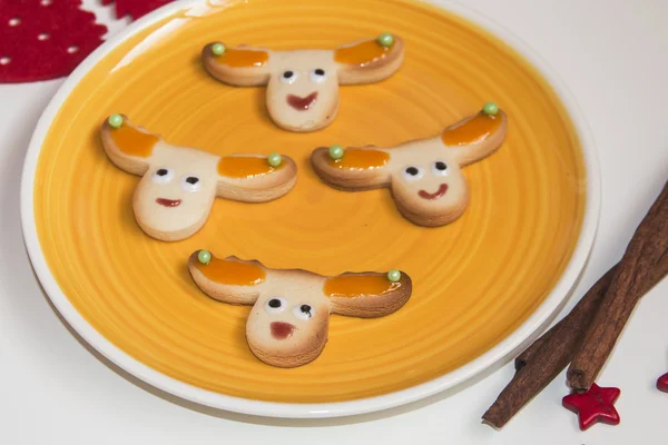 Navidad galletas hechas a mano renos sobre fondo blanco — Foto de Stock