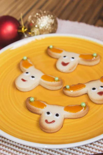Christmas handgjorda cookies renar på trä bakgrund — Stockfoto