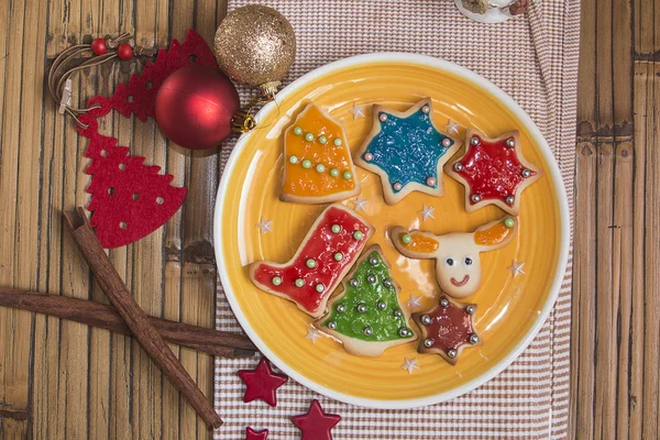 Weihnachten handgemachte Plätzchen auf Holzgrund — Stockfoto