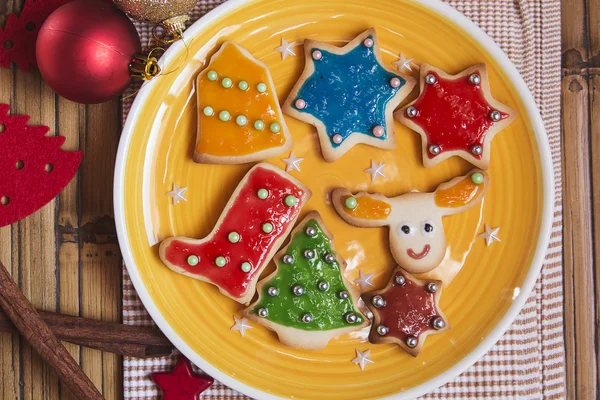 Galletas hechas a mano de Navidad sobre fondo de madera — Foto de Stock