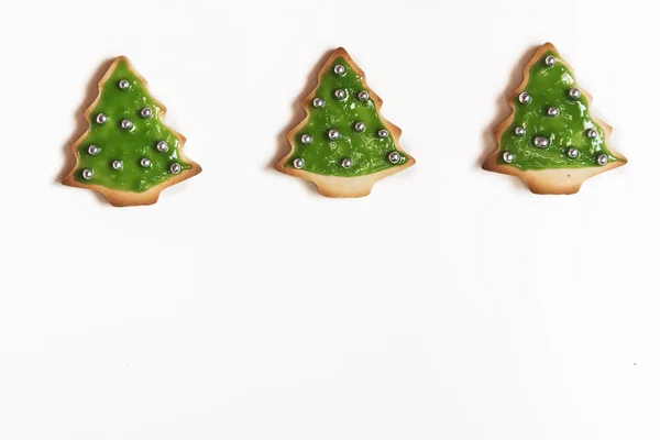 Navidad galletas hechas a mano árboles sobre fondo blanco — Foto de Stock