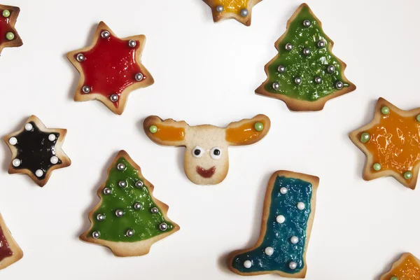 Galletas hechas a mano de Navidad sobre fondo blanco — Foto de Stock