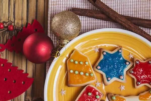 Biscotti fatti a mano di Natale su sfondo di legno — Foto Stock