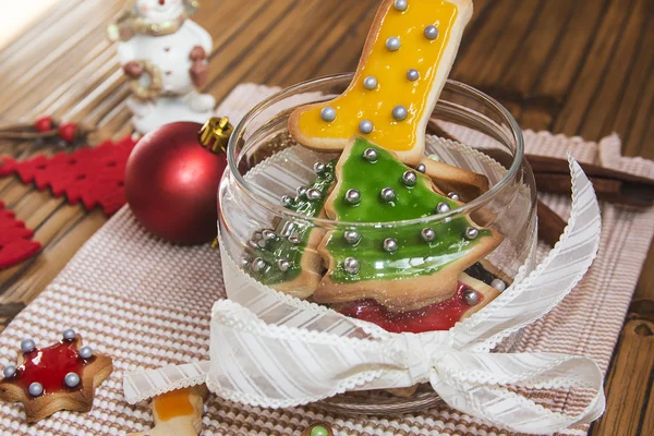 Biscuits faits à la main de Noël sur fond en bois — Photo