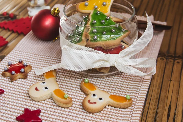 Biscuits faits à la main de Noël sur fond en bois — Photo