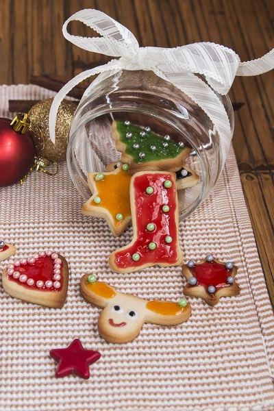 Biscotti fatti a mano di Natale su sfondo di legno — Foto Stock