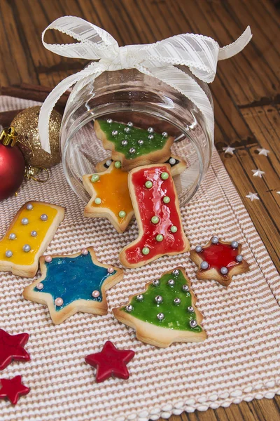 Biscuits faits à la main de Noël sur fond en bois — Photo