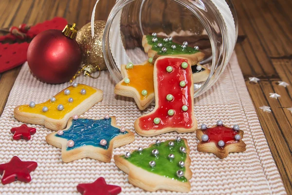 Galletas hechas a mano de Navidad sobre fondo de madera — Foto de Stock